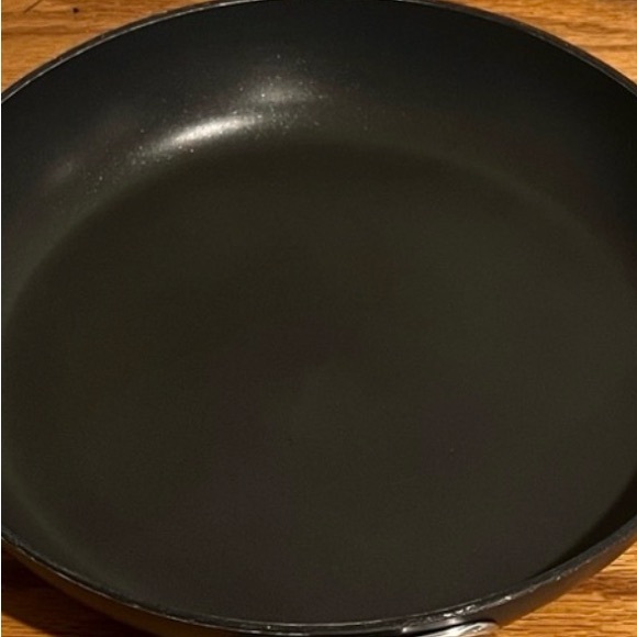 All-Clad Black Frying Pan - Picture 4 of 10